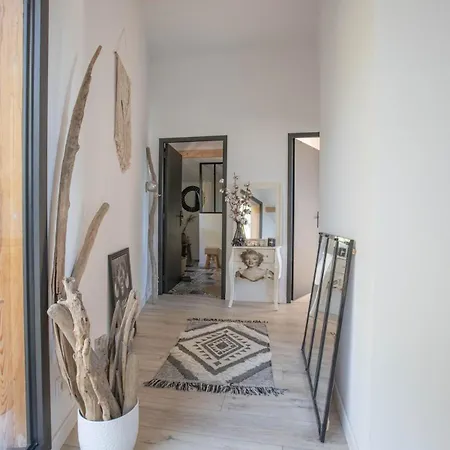 Villa Modern Close To