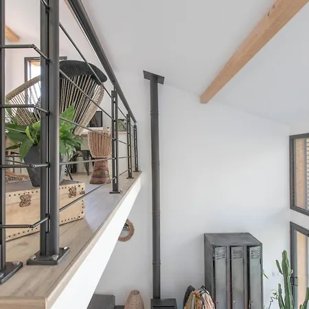 Villa Modern Close To *