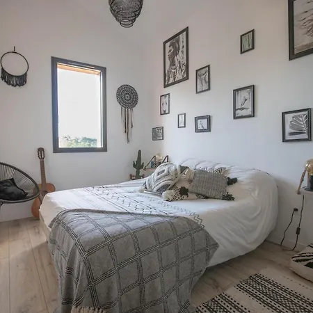 Villa Modern Close To *